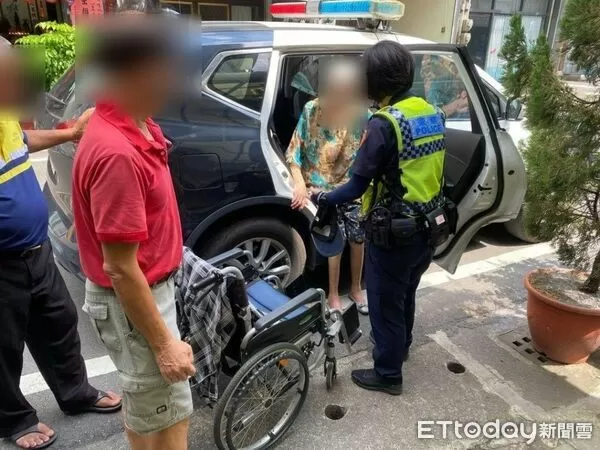▲潮州警方帶94歲嬤返家。（圖／記者陳崑福翻攝）