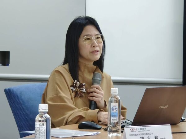 ▲中菲行董事長錢文君在法說會上。（圖／記者張佩芬攝）