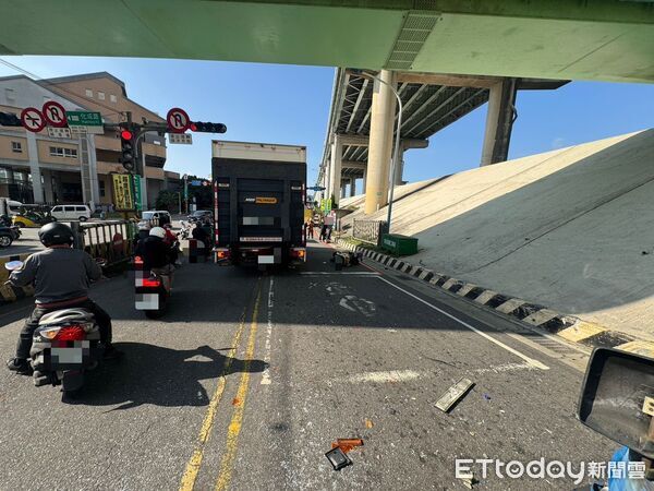 ▲▼二重疏洪道5車追撞，4人受傷送醫             。（圖／記者陳以昇翻攝）