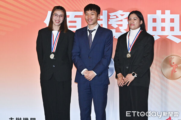 ▲▼黃筱雯(左)與陳念琴(右)出席114年國光體育獎章暨運動科學研究獎勵頒獎典禮，由運動部長李洋(中)親自頒獎。（圖／記者李毓康攝）