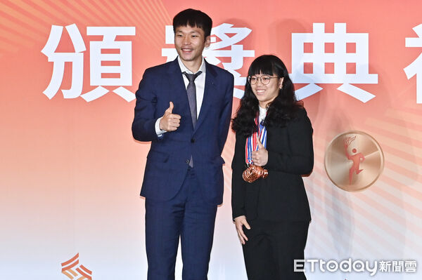▲▼114年國光體育獎章暨運動科學研究獎勵頒獎典禮，舉重選手陳冠伶獲頒12面國光體育獎章，由運動部長李洋親自頒獎。（圖／記者李毓康攝）