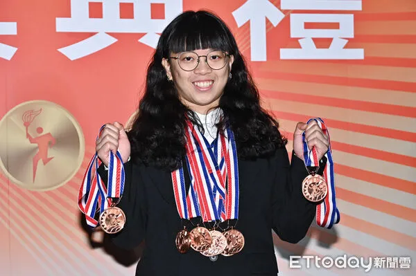 ▲▼114年國光體育獎章暨運動科學研究獎勵頒獎典禮，舉重選手陳冠伶獲頒12面國光體育獎章。（圖／記者李毓康攝）