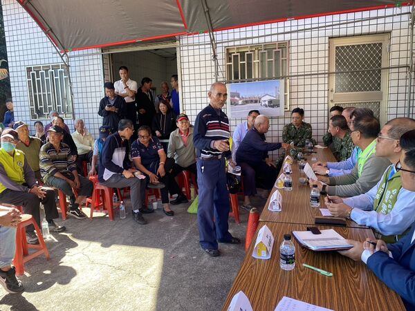 ▲陸軍砲彈偏移射3民宅，李俊諭議員與村民召開說明會。（圖／記者唐詠絮翻攝）