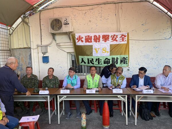 ▲陸軍砲彈偏移射3民宅，李俊諭議員與村民召開說明會。（圖／記者唐詠絮翻攝）