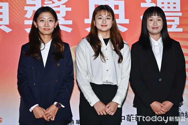 ▲▼射箭選手邱意晴(左起)、李采璇、許芯慈出席114年國光體育獎章暨運動科學研究獎勵頒獎典禮。（圖／記者李毓康攝）