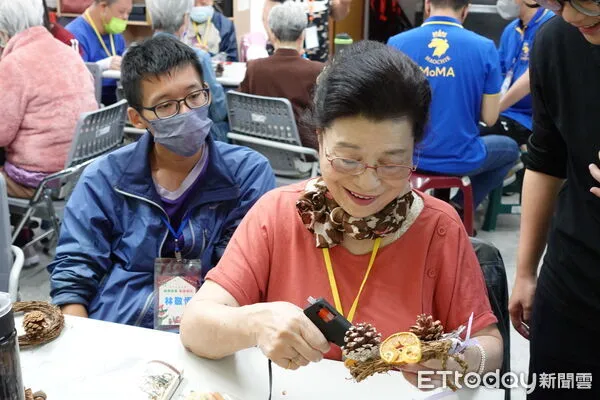 ▲豪棋建設連續八年與伊甸基金會合作，陪伴長輩手作聖誕花圈，為聖誕佳節增添溫暖。（圖／記者林東良翻攝，下同）
