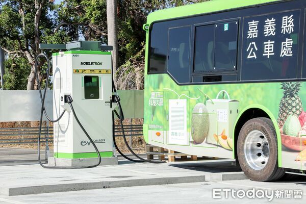 ▲▼  嘉義縣政府斥資1.1億購置低碳電動公車，全面提升公共運輸品質  。（圖／嘉義縣政府提供）