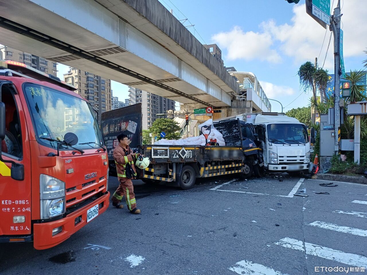 快訊/淡水小貨車疑「闖紅燈左轉」!釀追撞波及騎士 3傷送醫