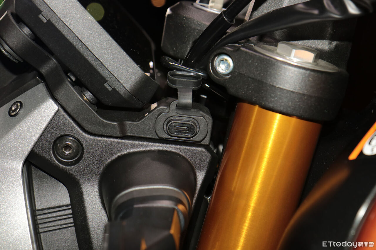 ▲39.8萬起！Suzuki「中量級復古重機」在台上市　王陽明成首位車主。（圖／記者張慶輝攝）