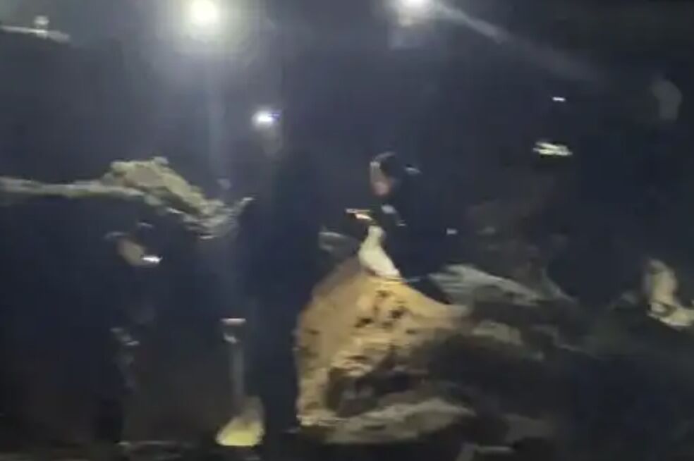 ▲上海松江區一處工地疑似發現銀元，吸引不少民眾前往淘寶挖掘。（圖／翻攝微博）