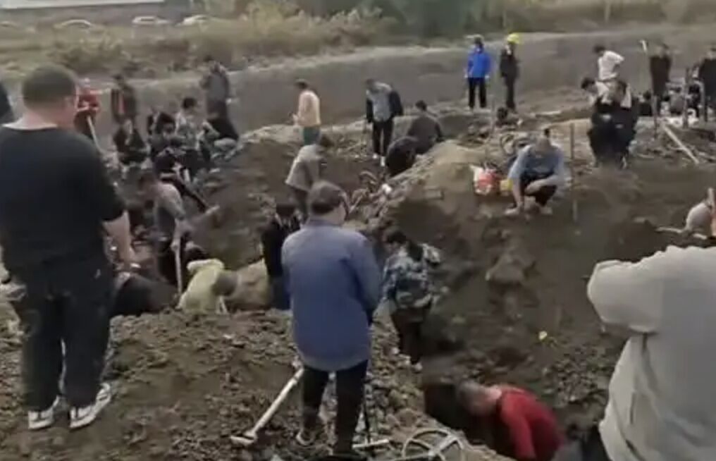 ▲上海松江區一處工地疑似發現銀元，吸引不少民眾前往淘寶挖掘。（圖／翻攝微博）