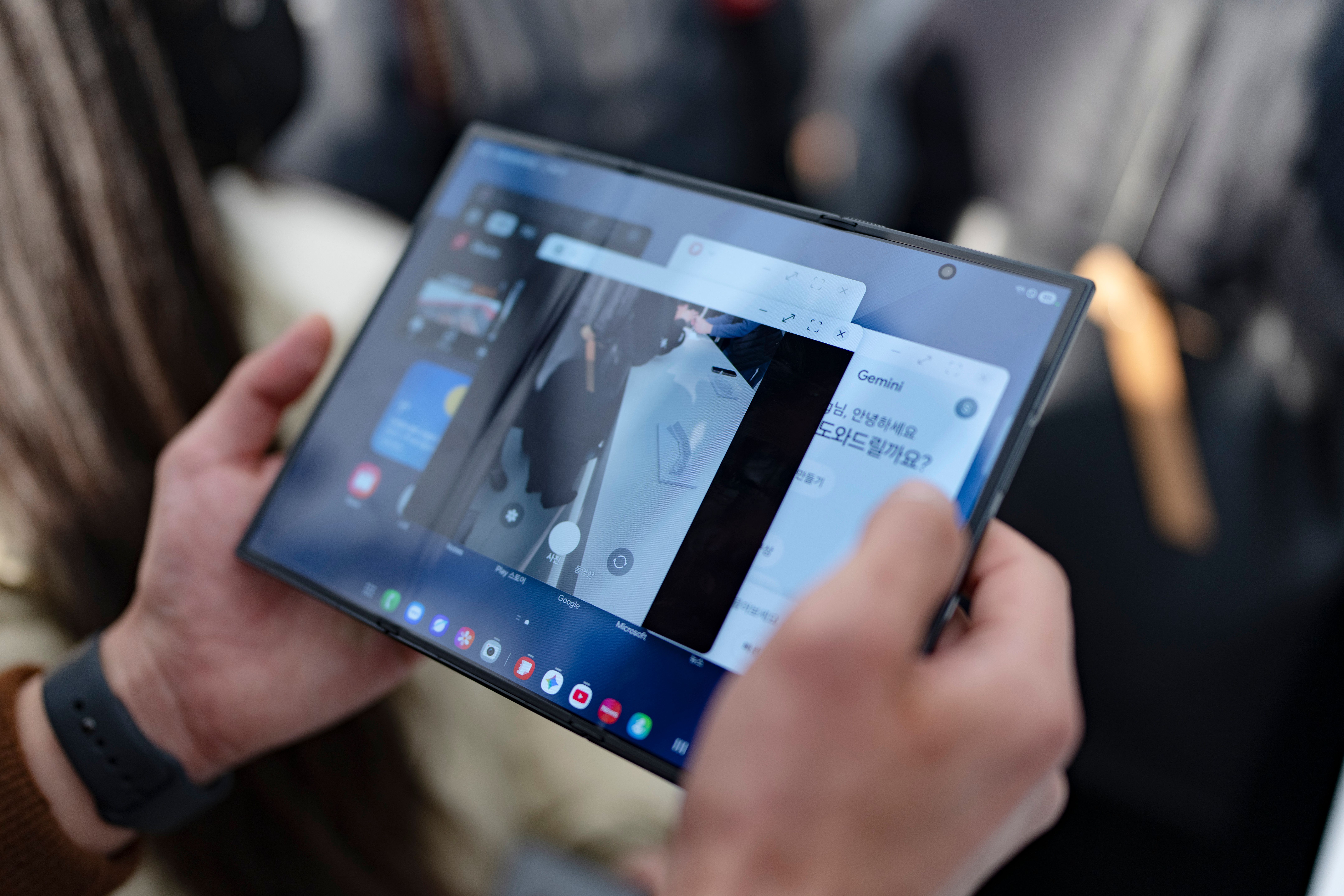 ▲▼三星推出強大「三摺機」Galaxy Z TriFold，結合AI功能，12日南韓搶先上市後5分鐘內被搶購一空。（圖／達志影像）