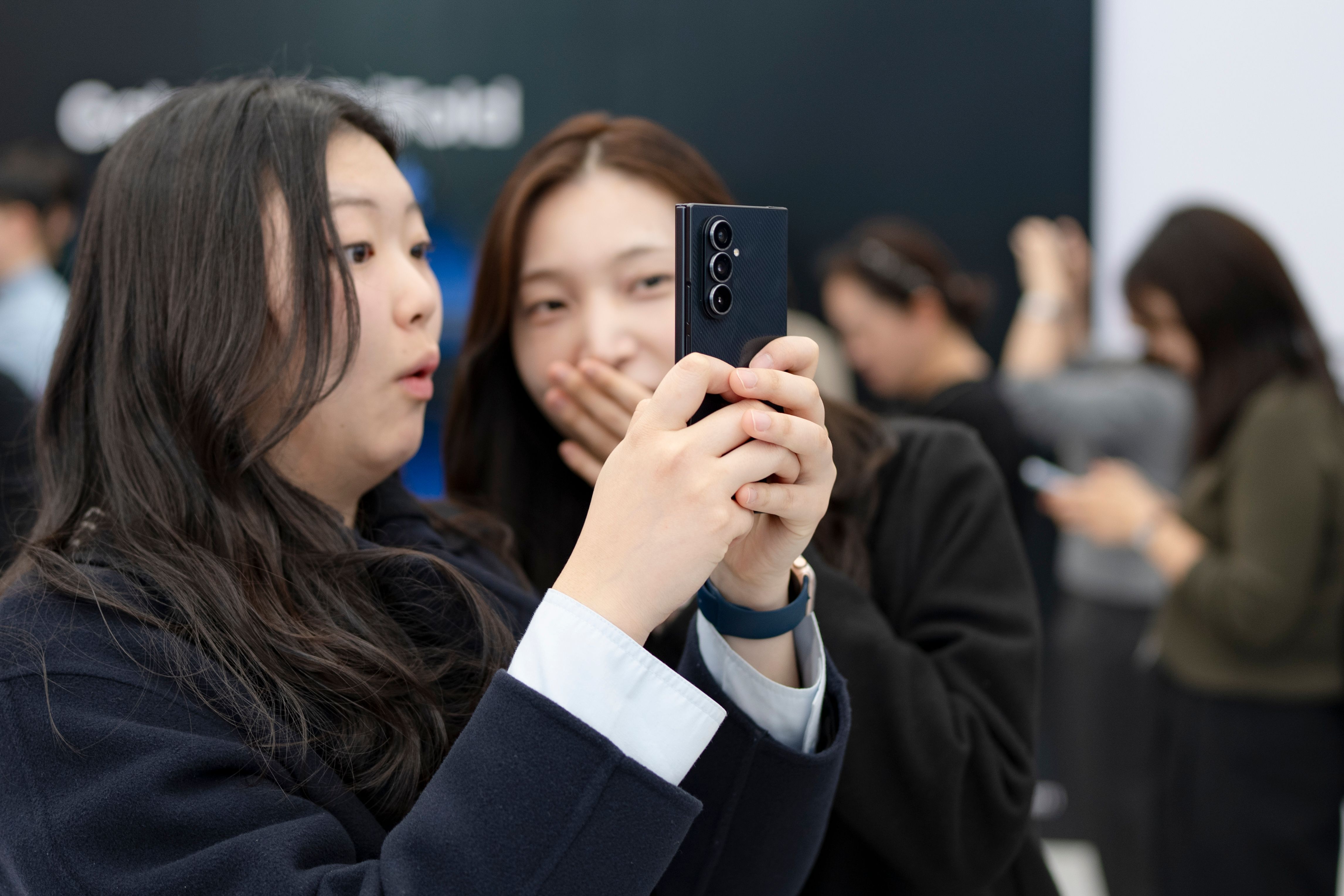 ▲▼三星推出強大「三摺機」Galaxy Z TriFold，結合AI功能，12日南韓搶先上市後5分鐘內被搶購一空。（圖／達志影像）