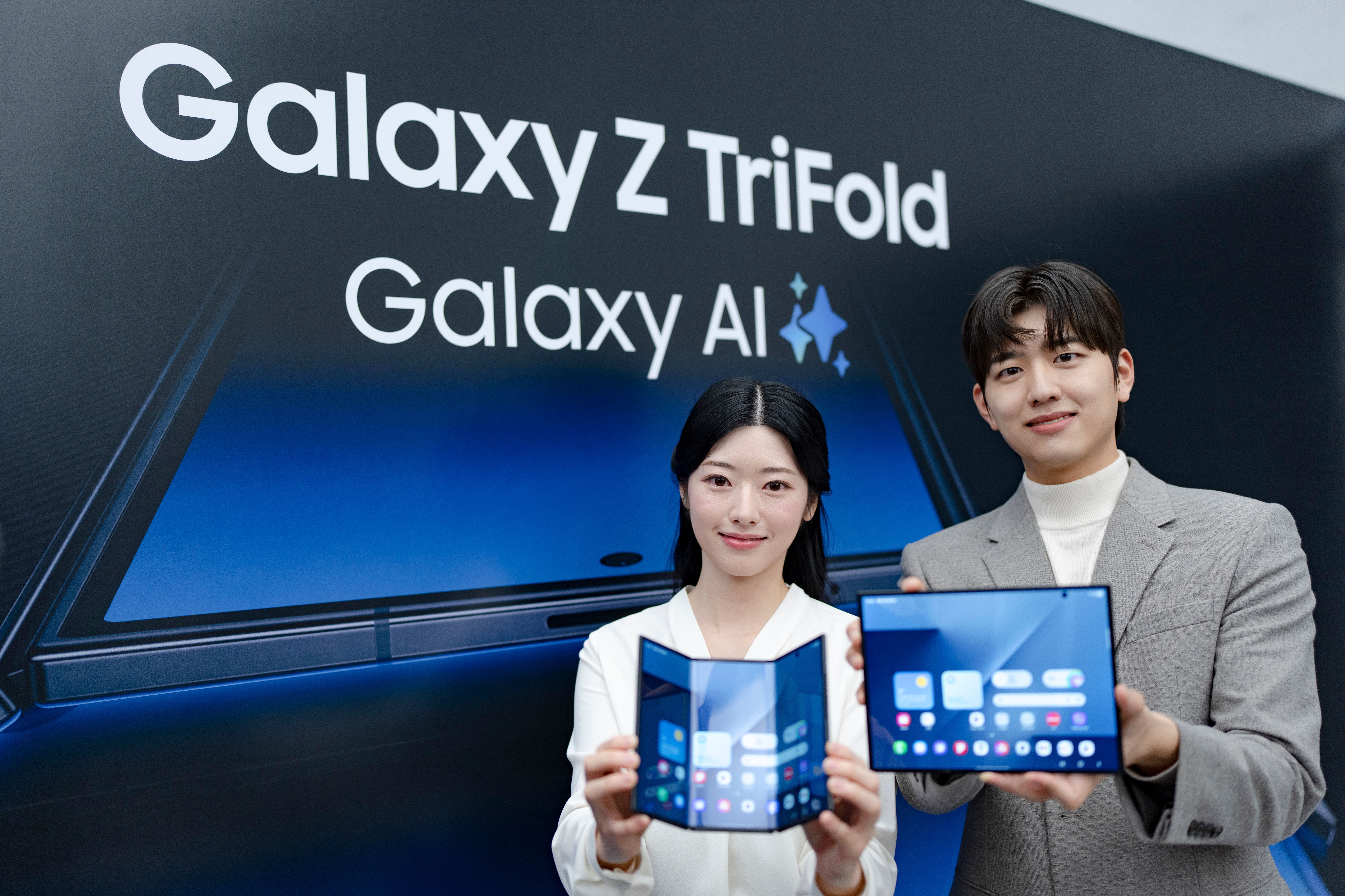 ▲▼三星推出強大「三摺機」Galaxy Z TriFold，結合AI功能，12日南韓搶先上市後5分鐘內被搶購一空。（圖／達志影像）