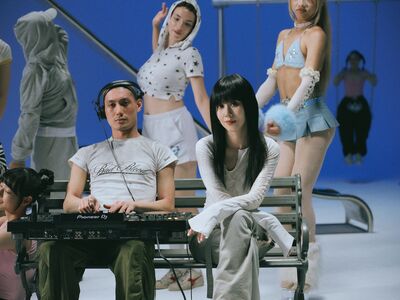 白安回到童年「玩到不想走」！　拍MV堆出史萊姆雪堆