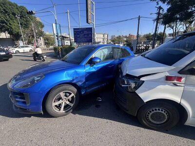 彰化市救護車與保時捷Macan相撞　病患幸無大礙即刻接駁送醫