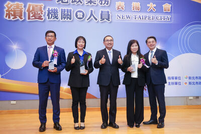新北表揚地政業務績優人員　侯友宜首頒「防詐」獎項