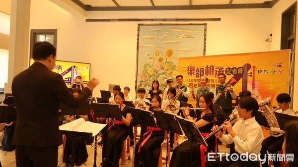 ▲台南市後甲國中音樂班在南美館記者會演出暖場，宣告四校聯合音樂會即將登場，市長黃偉哲與師生合照，肯定南市長期深耕藝術教育的成果。（記者林東良翻攝，下同）