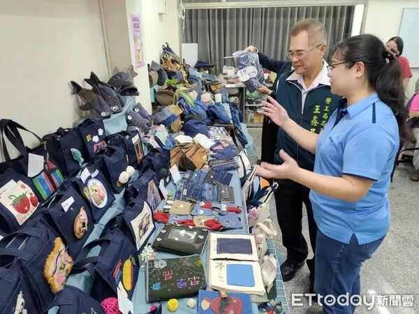 ▲縫紉職訓班結訓典禮上，學員展示手提袋、背包、收納包等作品，成果亮眼，勞工局與勵進會共同勉勵學員結訓後邁向新職涯，開創自立人生。（記者林東良翻攝，下同）