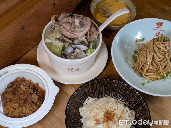 ▲雙月食品社竹北店趕春節前開幕　5款經典商品賣進超商。（圖／記者黃士原攝）