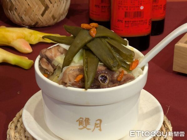 ▲雙月食品社竹北店趕春節前開幕　5款經典商品賣進超商。（圖／記者黃士原攝）