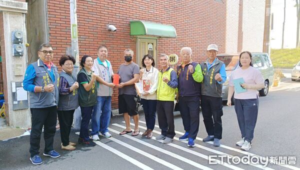 ▲勞工局長王鑫基，攜手五大市級總工會探視職災家庭，致贈慰問金表達關懷。（記者林東良翻攝，下同）