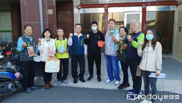 ▲勞工局長王鑫基，攜手五大市級總工會探視職災家庭，致贈慰問金表達關懷。（記者林東良翻攝，下同）