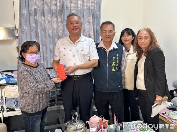 ▲勞工局長王鑫基，攜手五大市級總工會探視職災家庭，致贈慰問金表達關懷。（記者林東良翻攝，下同）