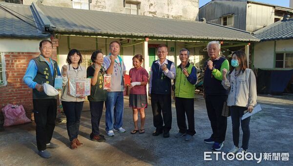 ▲勞工局長王鑫基，攜手五大市級總工會探視職災家庭，致贈慰問金表達關懷。（記者林東良翻攝，下同）