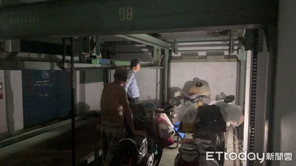 ▲▼ 高雄恐怖住客！阿伯房子遭法拍&hellip;竟入侵大樓地下室當家「潛藏3年」。（圖／記者賴文萱翻攝）