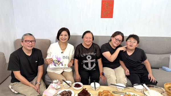 ▲小孩不見自己偶像當場哭爆，楊貴媚急救場成功收服。（圖／公視提供）