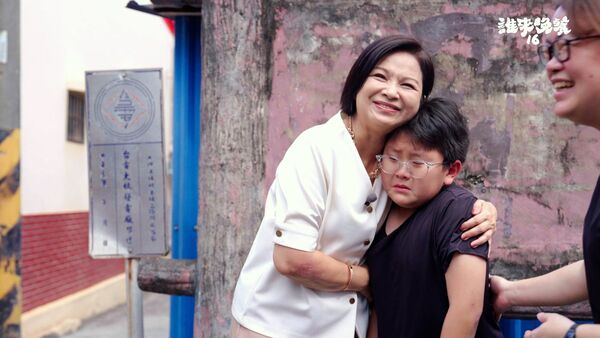 ▲小孩不見自己偶像當場哭爆，楊貴媚急救場成功收服。（圖／公視提供）