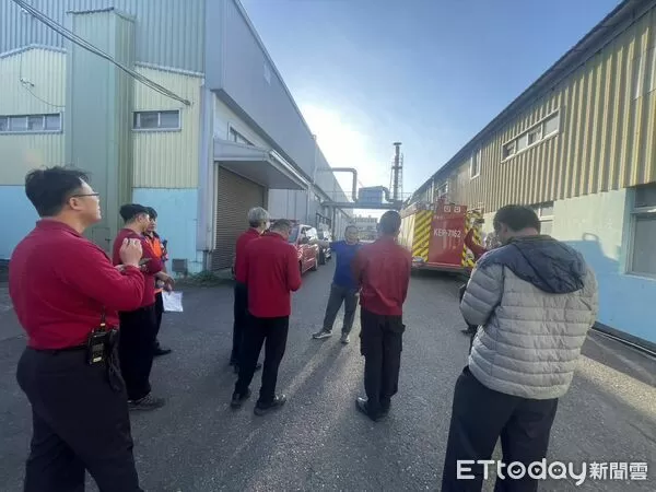 ▲台南市消防局第三大隊率六分隊前往西港南寶科技踏勘廠區安全，逐點檢視高風險設施。（記者林東良翻攝，下同）