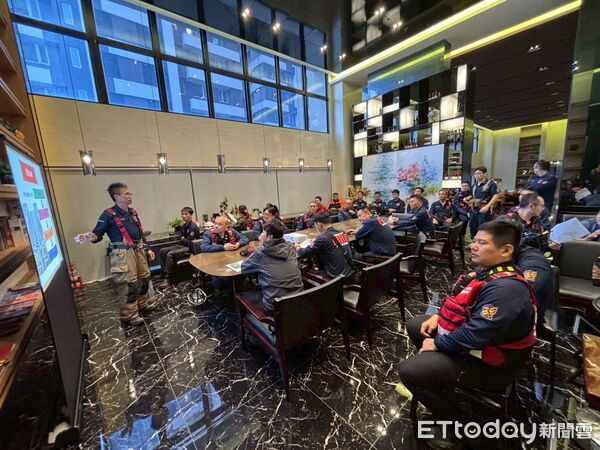 ▲台南市消防第六大隊於新悅城凱旋區大樓進行高樓火災搶救演練，模擬高樓層濃煙蔓延情況。（記者林東良翻攝，下同）