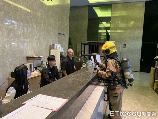 ▲台南市消防第六大隊於新悅城凱旋區大樓進行高樓火災搶救演練，模擬高樓層濃煙蔓延情況。（記者林東良翻攝，下同）