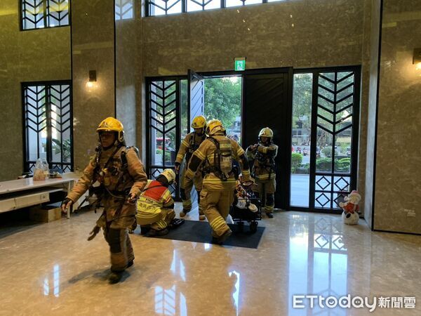 ▲台南市消防第六大隊於新悅城凱旋區大樓進行高樓火災搶救演練，模擬高樓層濃煙蔓延情況。（記者林東良翻攝，下同）