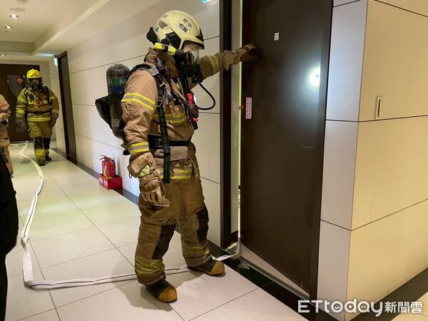 ▲台南市消防第六大隊於新悅城凱旋區大樓進行高樓火災搶救演練，模擬高樓層濃煙蔓延情況。（記者林東良翻攝，下同）