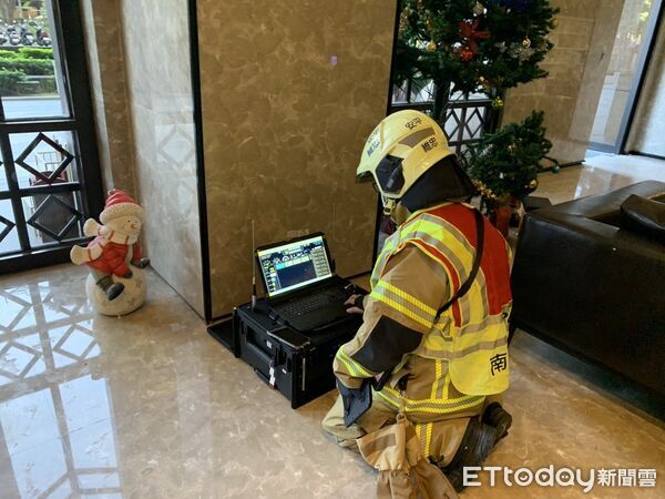 ▲台南市消防第六大隊於新悅城凱旋區大樓進行高樓火災搶救演練，模擬高樓層濃煙蔓延情況。（記者林東良翻攝，下同）