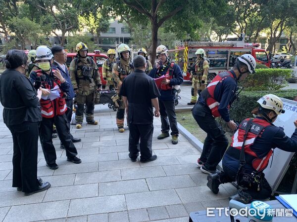 ▲台南市消防第六大隊於新悅城凱旋區大樓進行高樓火災搶救演練，模擬高樓層濃煙蔓延情況。（記者林東良翻攝，下同）