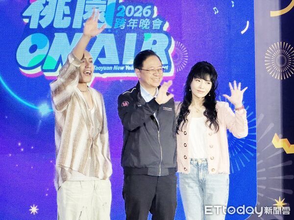▲桃園市觀旅局今天下午舉辦「2026桃園ON AIR跨年晚會」跨年卡司記者會，市長張善政與主持人之一的唐綺陽與藝人黃宣到場揭曉跨年卡司。（圖／記者沈繼昌攝）