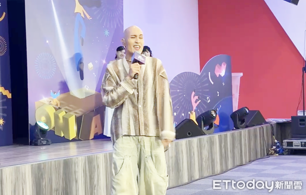 ▲桃園市觀旅局今天下午舉辦「2026桃園ON AIR跨年晚會」跨年卡司記者會，藝人黃宣現場熱唱暖場。（圖／記者沈繼昌攝）