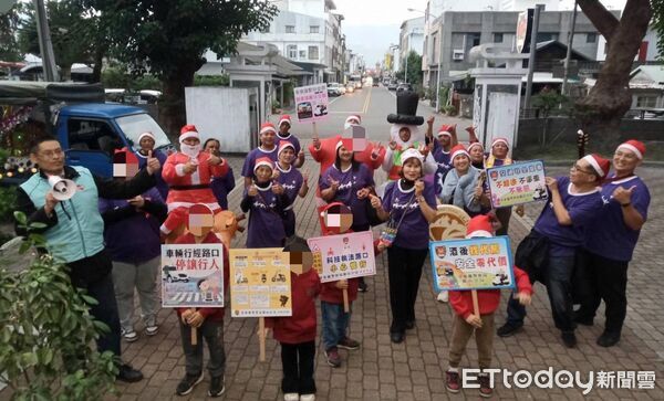 ▲加典教會與關山警共享節慶溫情。（圖／記者楊晨東翻攝）