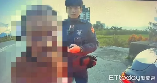 ▲台東豐里警寒冷夜守護迷途長者。（圖／記者楊晨東翻攝）