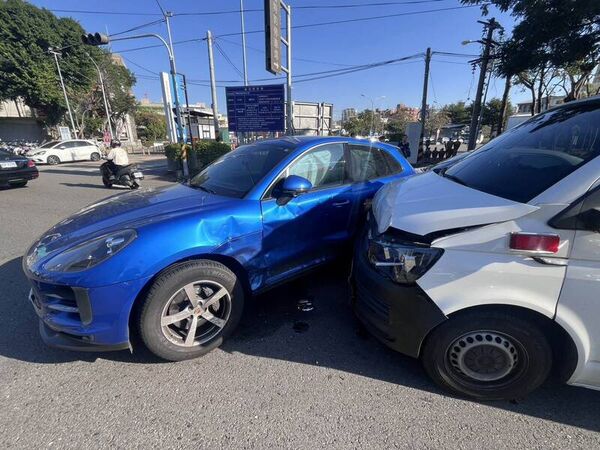 ▲彰化市民間救護車與保時捷相撞。（圖／警方提供）