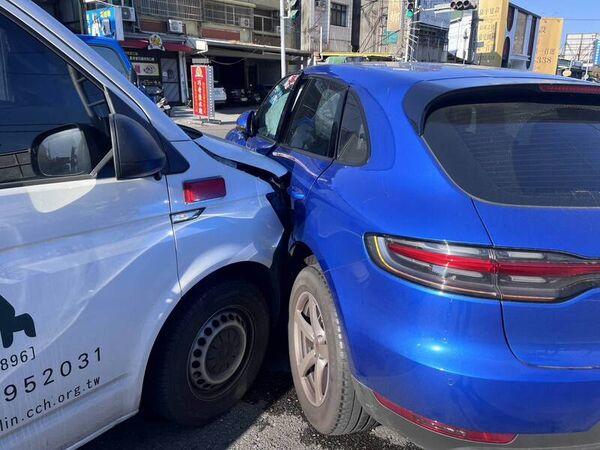 ▲彰化市民間救護車與保時捷相撞。（圖／警方提供）