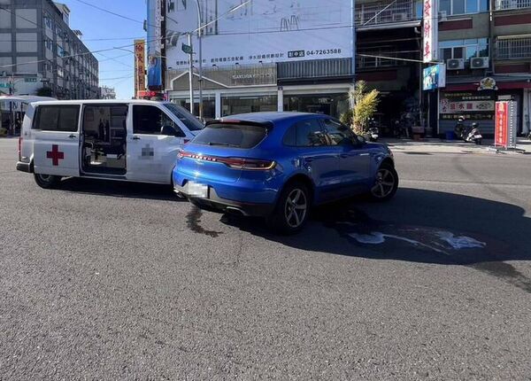 ▲彰化市民間救護車與保時捷相撞。（圖／警方提供）