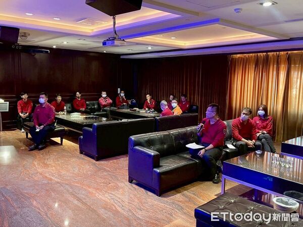 ▲台南市消防七大隊進入錢櫃KTV大樓實施高樓層火災踏勘，熟悉動線與防災設備。（記者林東良翻攝，下同）