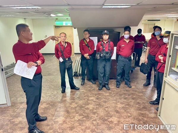 ▲台南市消防七大隊進入錢櫃KTV大樓實施高樓層火災踏勘，熟悉動線與防災設備。（記者林東良翻攝，下同）