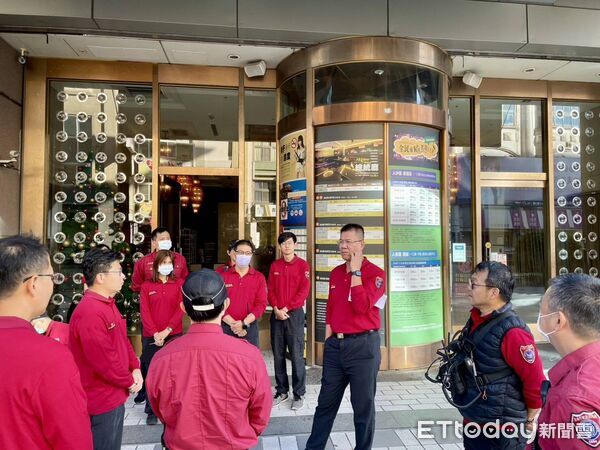 ▲台南市消防七大隊進入錢櫃KTV大樓實施高樓層火災踏勘，熟悉動線與防災設備。（記者林東良翻攝，下同）