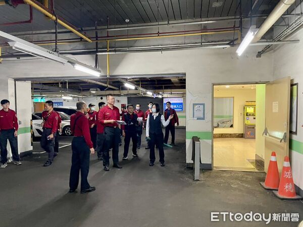 ▲台南市消防七大隊進入錢櫃KTV大樓實施高樓層火災踏勘，熟悉動線與防災設備。（記者林東良翻攝，下同）